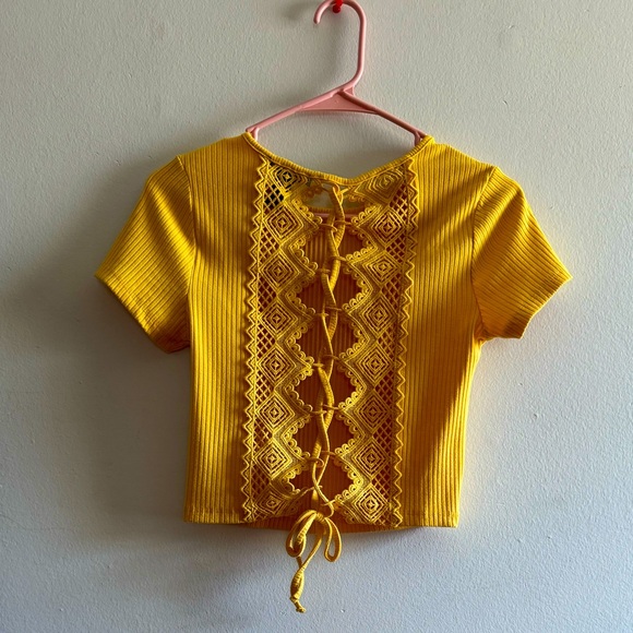 Yellow beautiful shirt with design on back size small - Picture 2 of 2